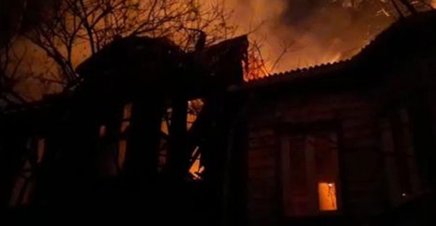 Bakırköy’de Ahşap Binada Yangın