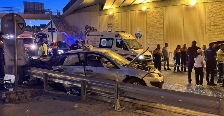 Bakırköy'de hafif ticari araç ile otomobilin çarpışması sonucu 5 kişi yaralandı