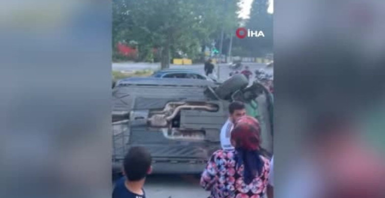 Bakırköy'de kaza yapan lüks araç yan yattı, 2 yaralı