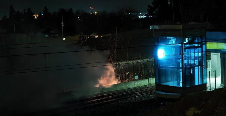 Bakırköy'de Metro Durağı Yanında Elektrik Kablolarında Yangın Çıktı