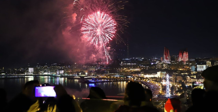 Bakü'de Yeni Yıl Coşkusu ve Havai Fişek Gösterileri