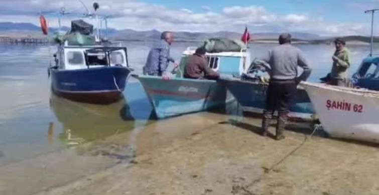 Balıkçılar Av Yasağı Nedeniyle Teknelerini Karaya Çekti