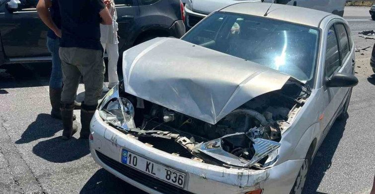 Balıkesir'de 6 araç zincirleme kaza yaptı; 2 yaralı