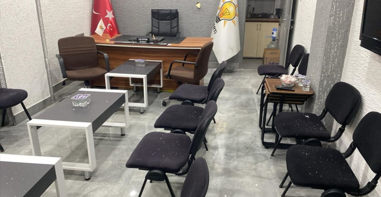 Balıkesir'de AK Parti Marmara İlçe Başkanlığı'na Taşlı Saldırı