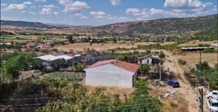 Balıkesir'de arazi yangını sağlık ocağını etkiledi