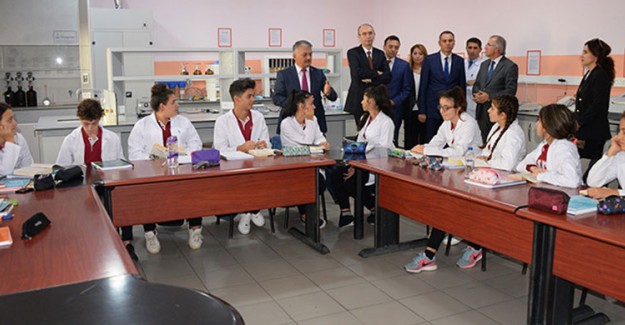 Balıkesir'de Bir Okulda Öğrenciler Deterjan Üretiyor