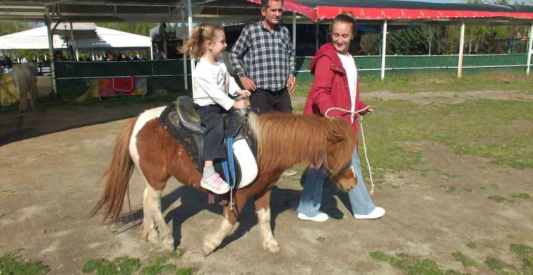 Balıkesir'de Çocukların At Biniş Keyfi