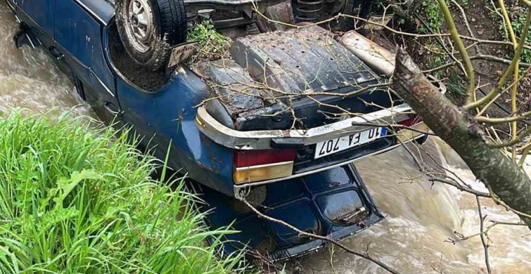 Balıkesir’de Dere İçerisinde Erkek Cesedi ve Otomobil Bulundu