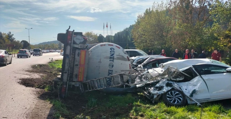 Balıkesir'de Devrilen Tanker 7 Araçta Hasara Neden Oldu Balıkesir'de Devrilen Tanker 7 Araçta Hasara Neden Oldu