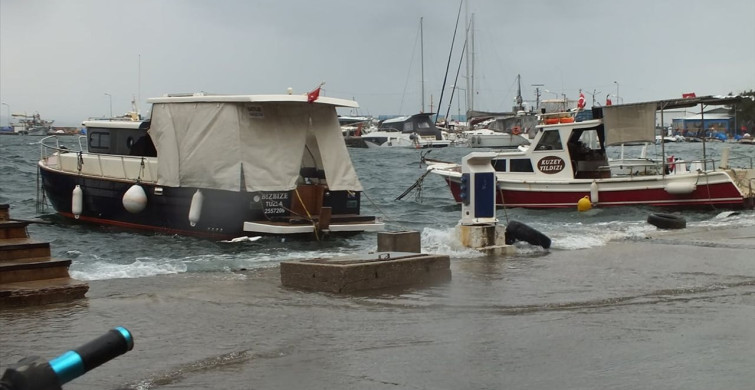 Balıkesir'de Fırtına ve Sağanak Yağış Hayatı Olumsuz Etkiliyor
