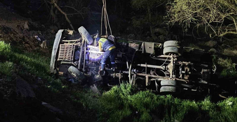 Balıkesir'de İş Makinesi Şarampole Devrildi: 1 Ölü, 1 Yaralı