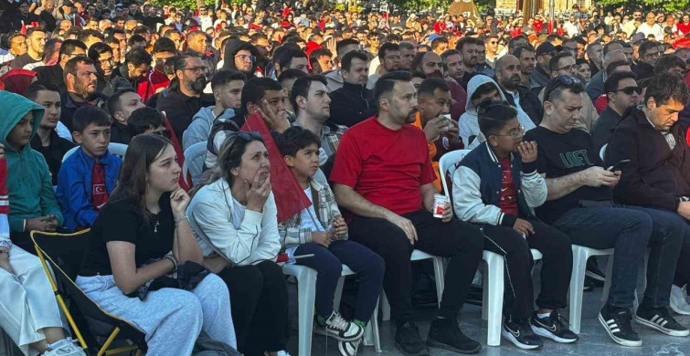Balıkesir’de milli heyecan dev ekranlarda izlendi