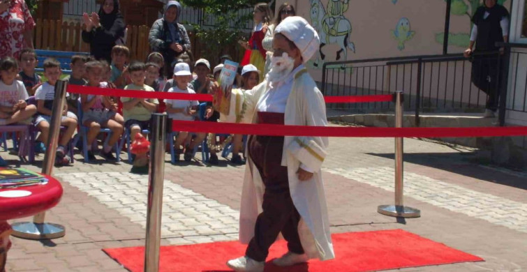 Balıkesir'de Miniklerin Geri Dönüşüm Defilesi