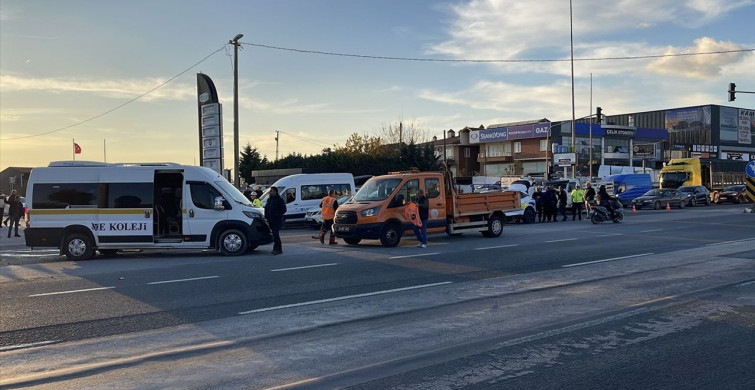Balıkesir'de Öğrenci Servis Minibüsüyle Otomobil Çarpıştı: 8 Yaralı