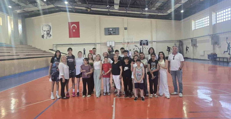 Balıkesir'de özel çocuklar basketbol antrenmanı yaptı