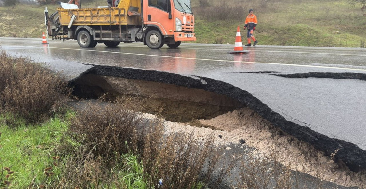 Balıkesir'de Sağanak Sonucu Yolda Yarıklar Oluştu