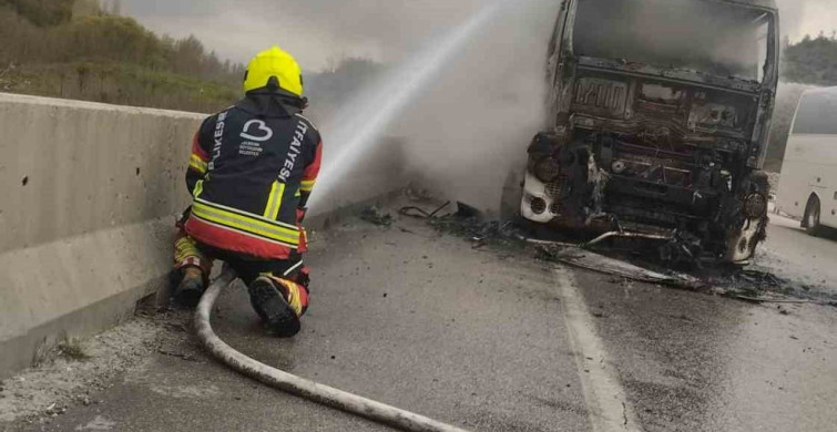 Balıkesir'de Tır Yangını: Araç Kullanılamaz Hale Geldi