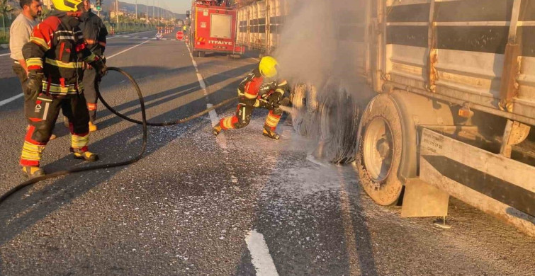 Balıkesir'de Tomruk Yüklü TIR Dorsesi Yangın Çıkardı
