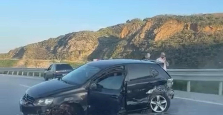 Balıkesir'de Trafik Kazası: Otomobil Bariyerlere Çarptı