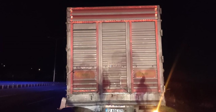 Balıkesir'de Trafik Kazası: Otomobil Tıra Çarptı