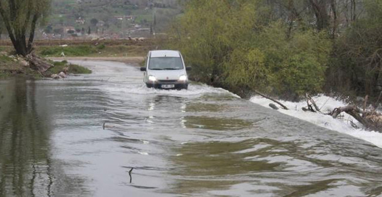 Balıkesir'de Vatandaşlar Evlerine Ulaşmak İçin Su Altında Kalan Köprüden Geçiyor