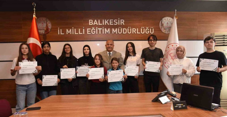 Balıkesir'de yapılan ödül töreninde başarılı öğrenciler motivasyon kazandı