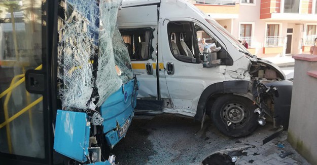 Balıkesir'de Yolcu Otobüsü ile Öğrenci Servisi Çarpıştı:  15'i Öğrenci 19 Yaralı