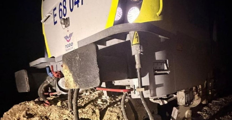 Balıkesir'de Yolcu Treni Kaya Parçası Nedeniyle Raydan Çıktı