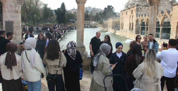 Balıklıgöl'de Güneşli Hafta Sonu Kalabalığı