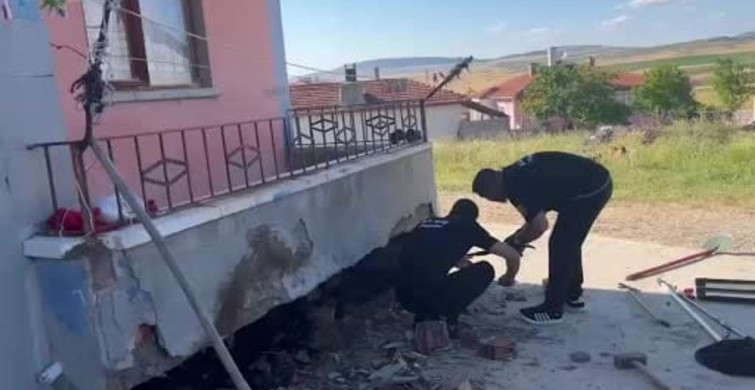 Balkona giren yılanı itfaiye ekibi yakaladı