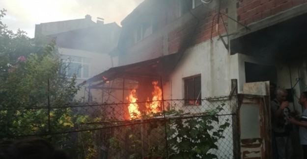 Balkonda Meydana Gelen Yangın Neredeyse Evi Küle Çeviriyordu
