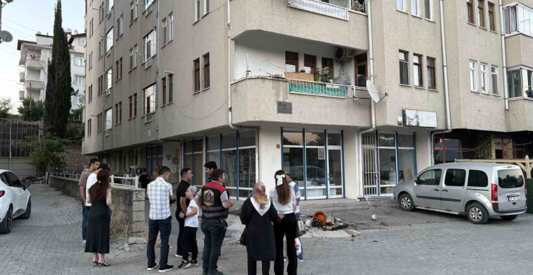 Balkondaki saksının aşırı ısınması sonrası çıkan yangın vatandaşlar tarafından söndürüldü