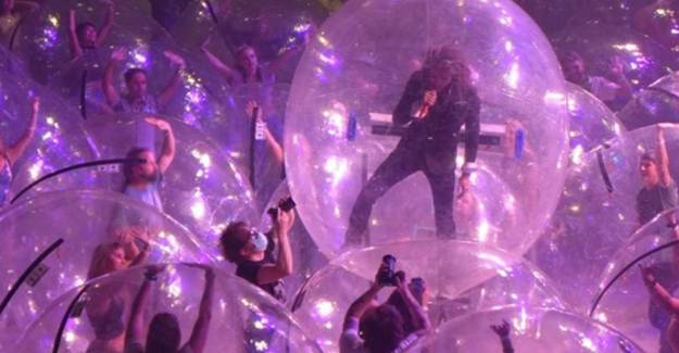 Baloncuklar İçinde İlgi Çeken Konser!