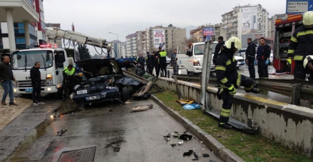 Bariyerlere Çarptı, Karnına Bariyer Saplandı