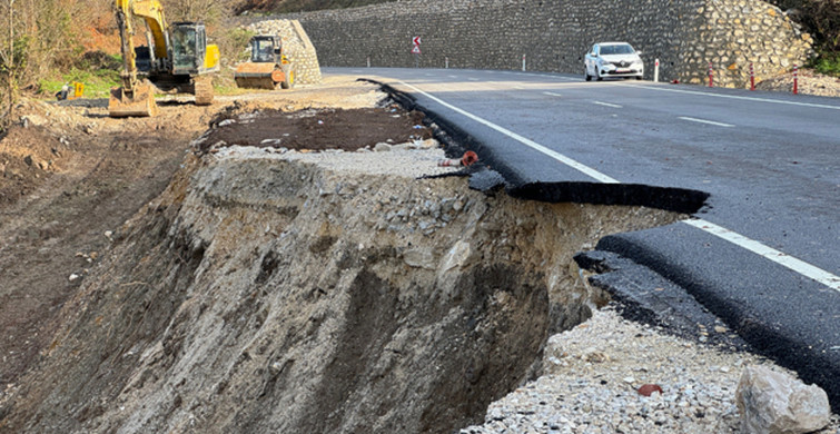 Bartın-Kastamonu yolunda heyelan: Ekipler harekete geçti