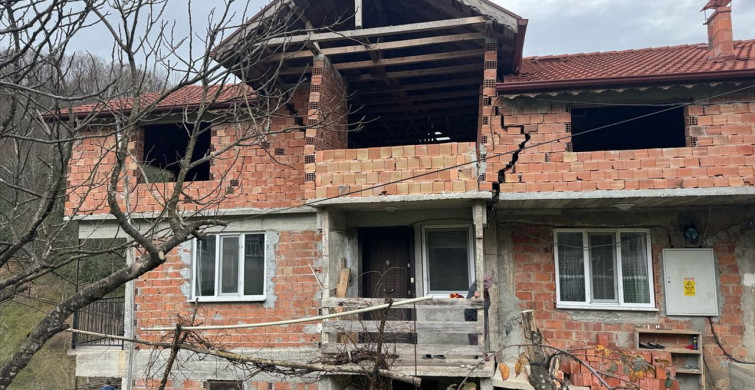 Bartın'da Heyelan Sonrası Çatlaklar Tespit Edildi