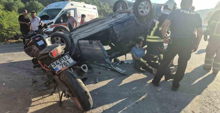 Bartın’da motosiklet çarpan otomobil devrildi, 4 yaralı