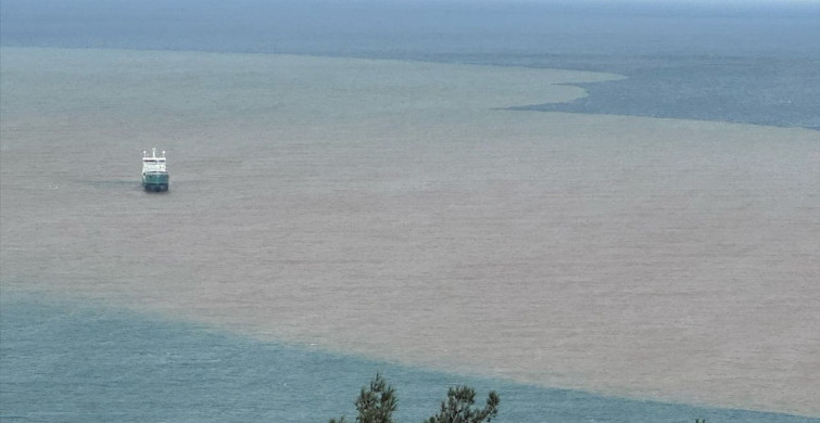 Bartın'da Sağanak Sonrası Denizin Rengi Değişti