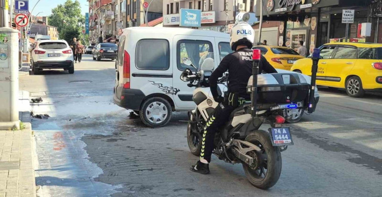 Bartın'da seyir halindeki araçta yangın çıktı