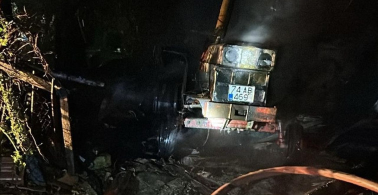 Bartın'da Yıldırım Düşmesi Sonucu İki Araç Kullanılamaz Hale Geldi