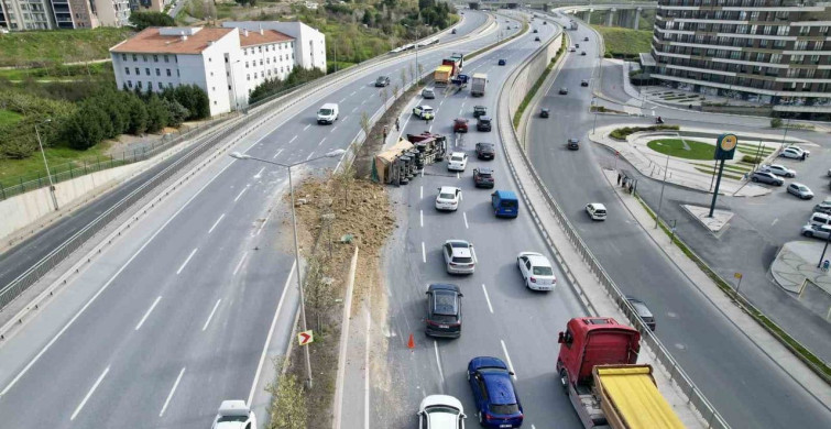 Başakşehir'de Hafriyat Kamyonu Devrildi