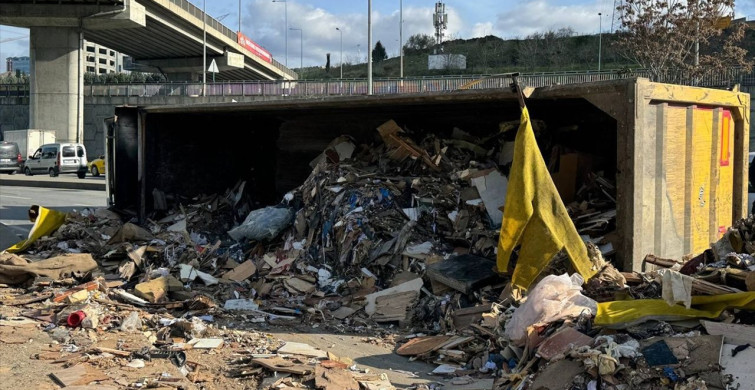 Başakşehir'de Hafriyat Kamyonu Devrildi, Yol Trafiğe Kapandı