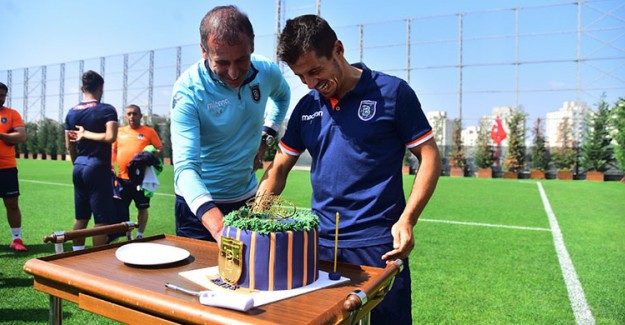 Başakşehir’den Emre Belözoğlu’na Kutlama!