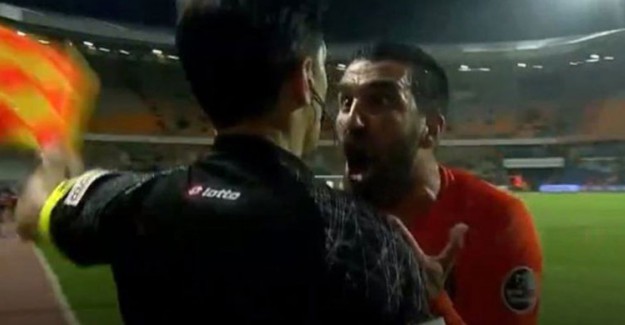 Başakşehirli Arda Turan Hakeme Yumruğunu Gösterdi, Kırmızı Kart Gördü