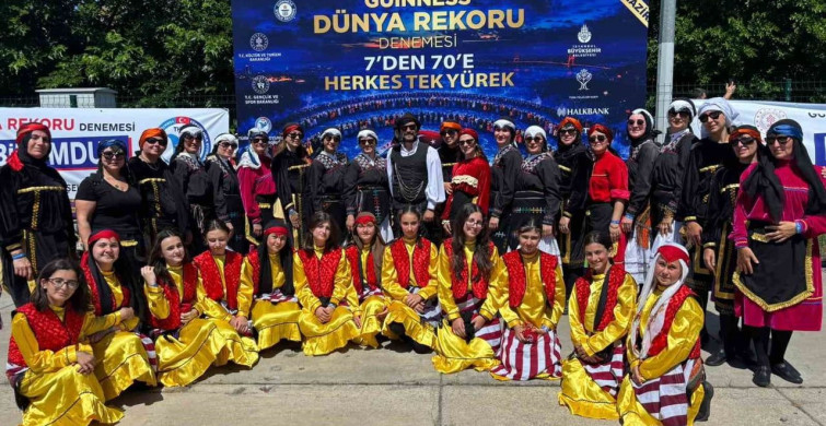 Başiskele halk oyunları ekibi, 7 bin 774 kişilik horon rekoruna ortak oldu