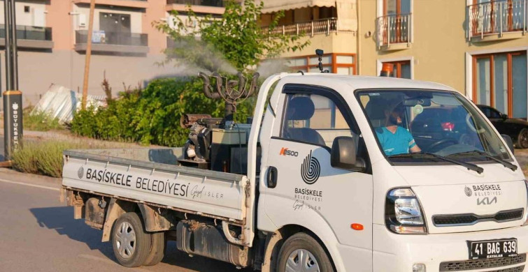 Başiskele'de sinek ve haşerelere karşı ilaçlama çalışmaları sürüyor