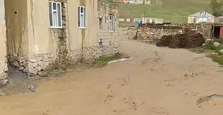Başkale'de sağanak sonrası sel meydana geldi