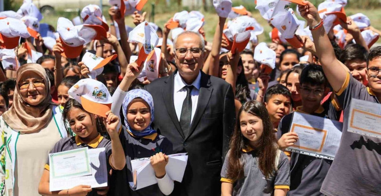 Başkan Arslan öğrencilerin karne heyecanına ortak oldu