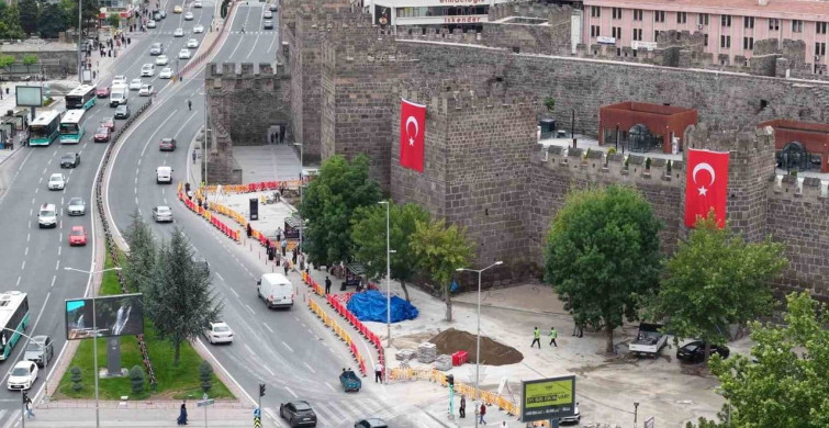 Başkan Büyükkılıç, Cumhuriyet Meydanı’ndaki yenileme çalışmalarını yerinde inceledi