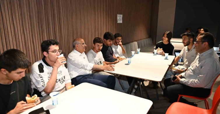 Başkan Er öğrencilere yemek dağıttı